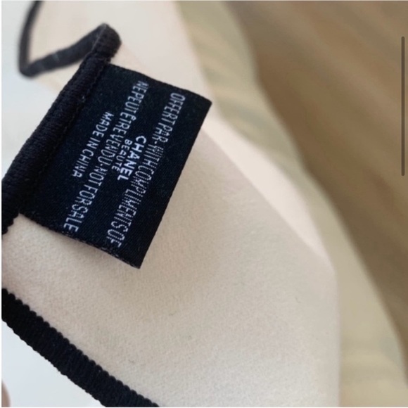 Ivory Throw with Black Emblem - Picture 4 of 10